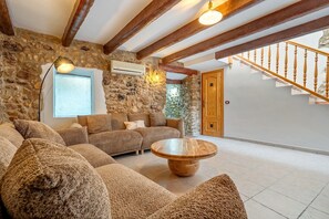 TV, fireplace - Holiday Home 'La Casa Gran Clariana' with Mountain View, Wi-Fi and Air Conditioning (Clariana)