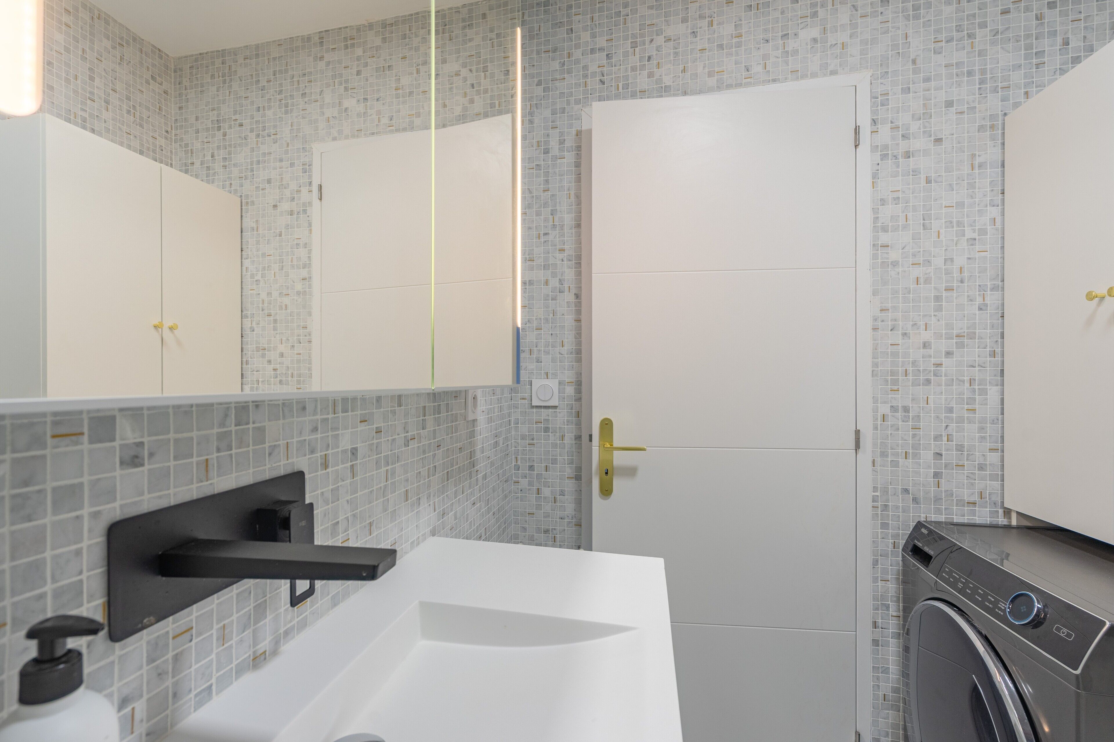 Douche, sèche-cheveux, serviettes fournies