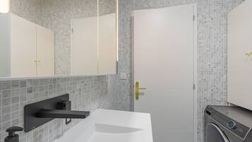 Dusche, Haartrockner, Handtücher