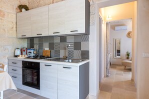 Fridge, oven, stovetop, coffee/tea maker