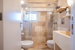 Douche, sèche-cheveux, serviettes fournies