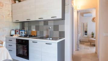 Kühlschrank, Ofen, Herdplatte, Wasserkocher mit Kaffee-/Teezubehör