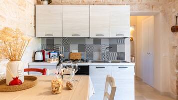 Coffee/tea maker, fridge, oven, stovetop