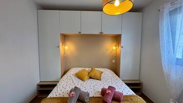 3 bedrooms, iron/ironing board, free WiFi, bed sheets