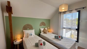 3 bedrooms, iron/ironing board, free WiFi, bed sheets
