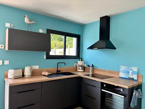 Réfrigérateur, four à micro-ondes, un four, surface de cuisson