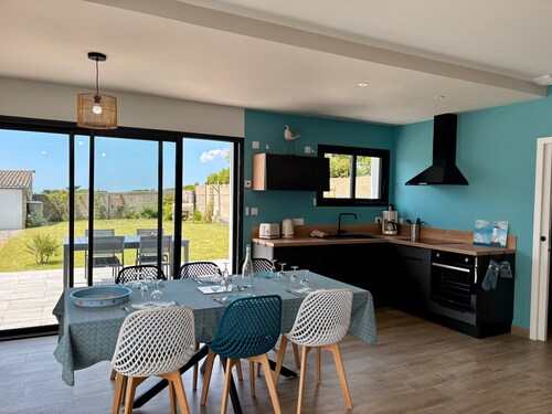 Holiday Home 'La Maison Ty Isalain' with Sea View, Private Terrace and Wi-Fi