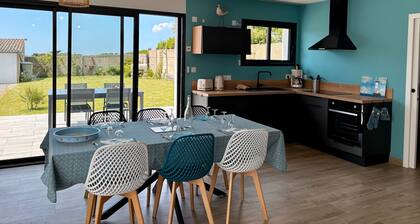 Holiday Home 'La Maison Ty Isalain' with Sea View, Private Terrace and Wi-Fi