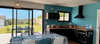 Holiday Home 'La Maison Ty Isalain' with Sea View, Private Terrace and Wi-Fi