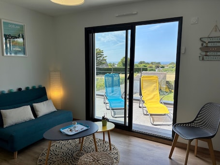 Coin séjour. Maison de vacances 'La Maison Ty Isalain' avec vue sur la mer, terrasse privée et Wi-Fi