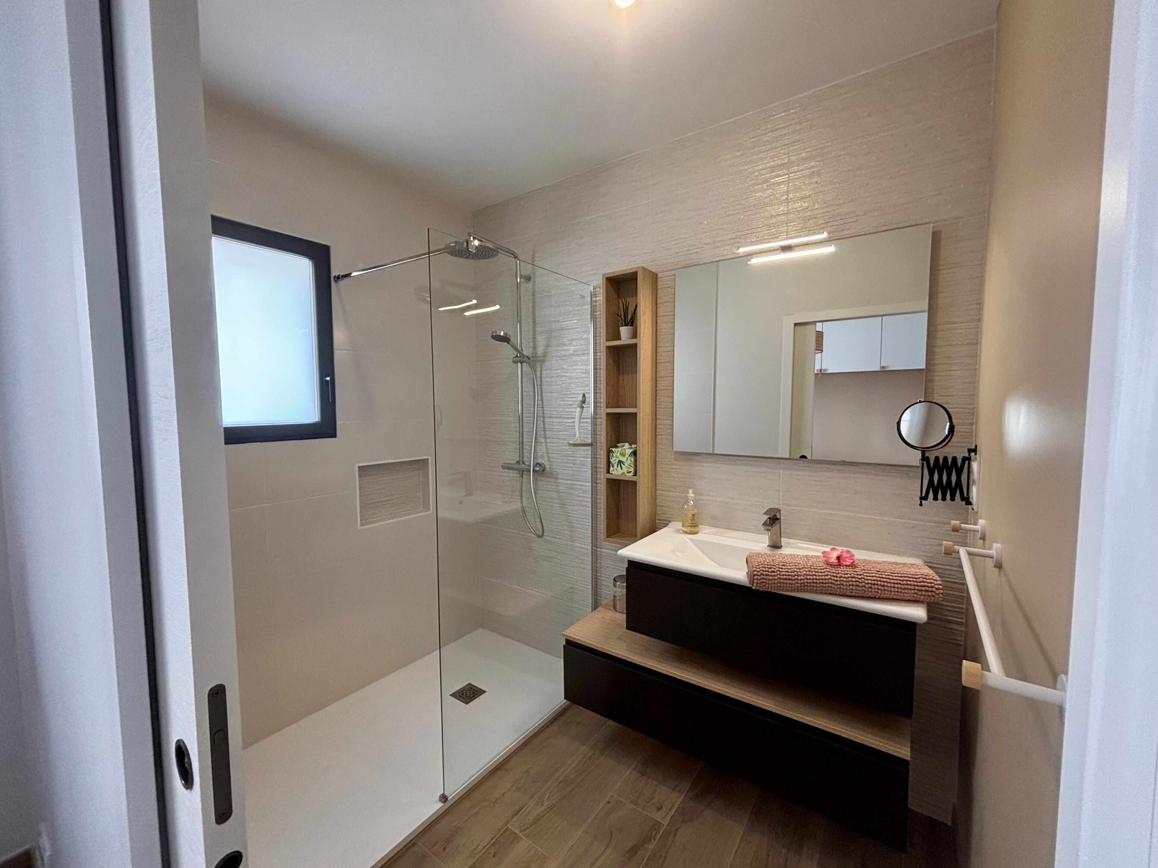 Shower, hair dryer, towels