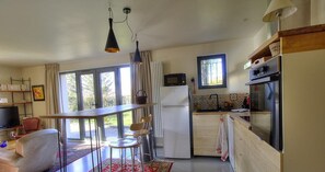 Microwave, oven, dishwasher, coffee/tea maker
