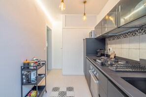 Kühlschrank, Mikrowelle, Ofen, Herdplatte