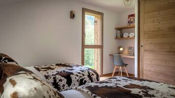 4 bedrooms, iron/ironing board, WiFi, bed sheets