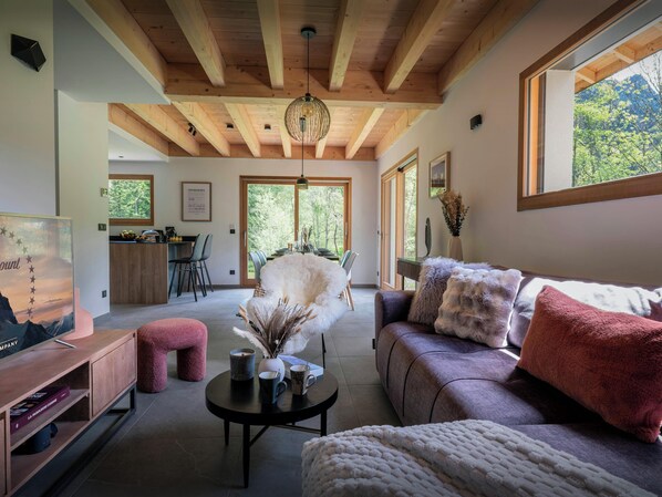 Fernseher, Kamin, Tischtennisplatte, Stereoanlage