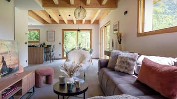 TV, peis, bordtennis og stereoanlegg