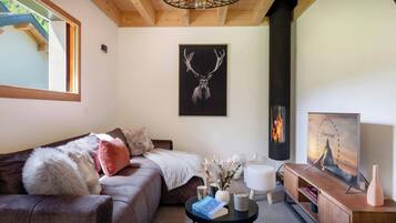 TV, peis, bordtennis og stereoanlegg