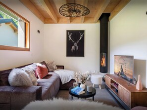 Televisio, takka, pöytätennispöytä, stereot