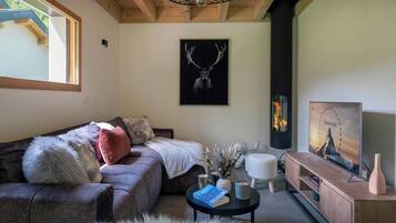 Fernseher, Kamin, Tischtennisplatte, Stereoanlage