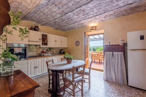 Kjøleskap, ovn, kokeplater og oppvaskmaskin