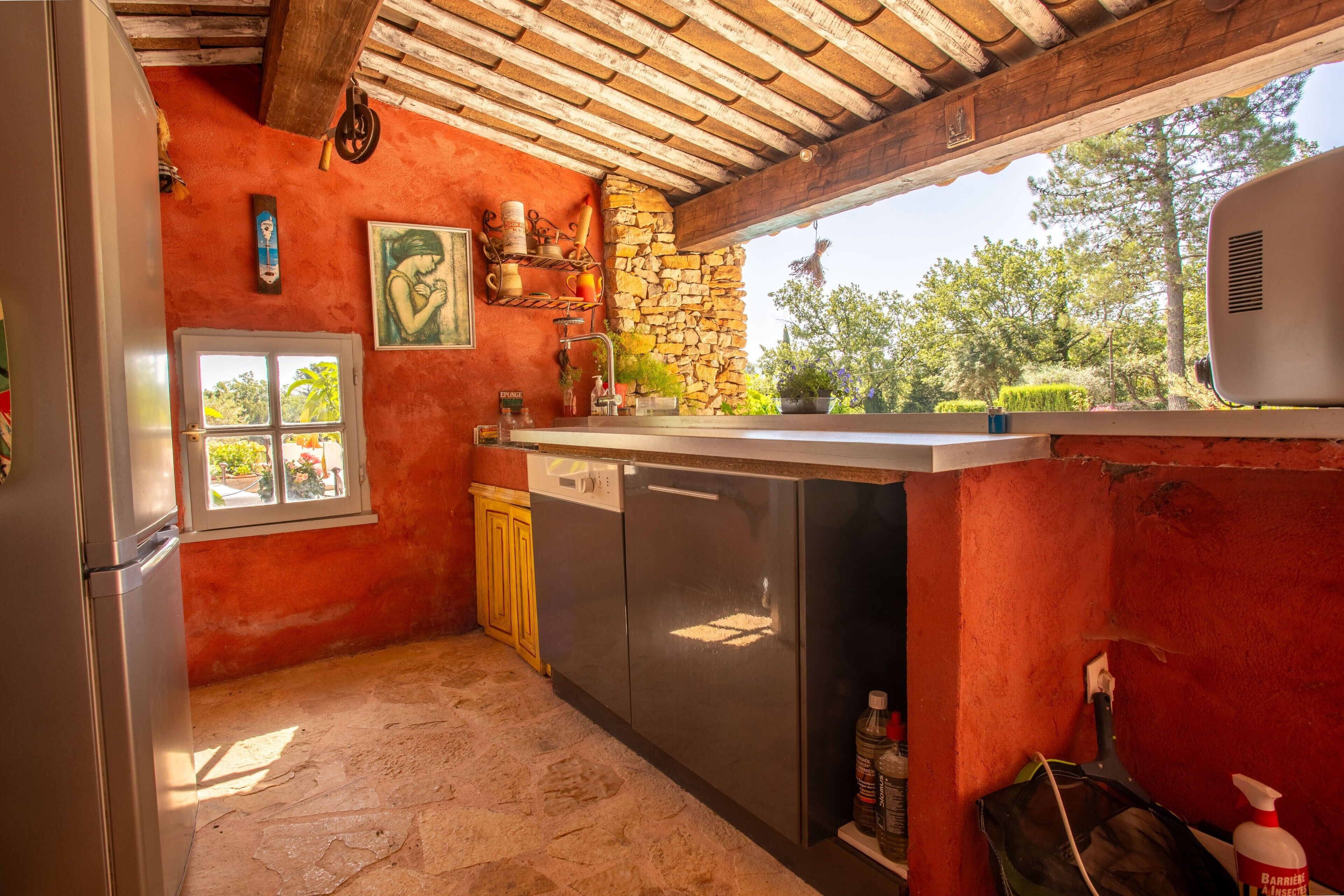 Een koelkast, een magnetron, een vaatwasser