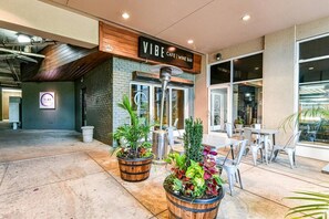 Outdoor dining - Urban Oasis Near the Park (R) (Charlotte)