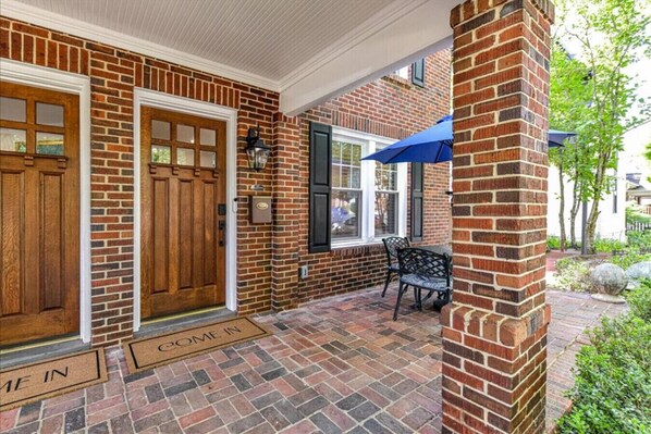 Outdoor dining - Urban Oasis Near the Park (R) (Charlotte)