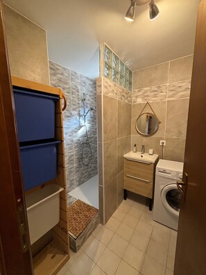 Douche, sèche-cheveux