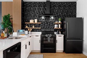 Micro-ondes, four, plaque de cuisson, lave-vaisselle