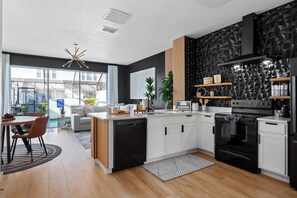 Micro-ondes, four, plaque de cuisson, lave-vaisselle