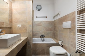 A bathroom with a bathtub, toilet, and sink. - BdB Luxury Rooms Spagna (Rome)