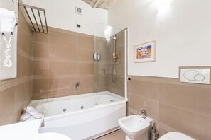 A bathroom with a glass-enclosed shower, a bathtub, a sink, and a toilet. - BdB Luxury Rooms Spagna (Rome)