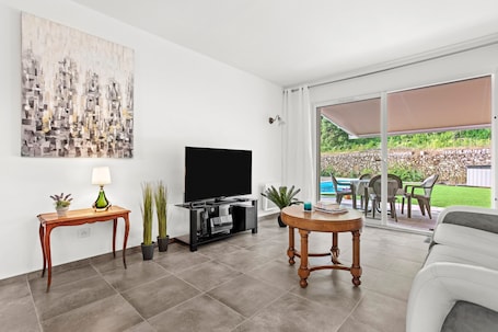 TV. Villa 'Les Coteaux Du Soleil' with Private Pool, Wi-Fi and Air Conditioning