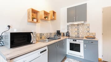 KĂŒhlschrank, Mikrowelle, Ofen, Herdplatte