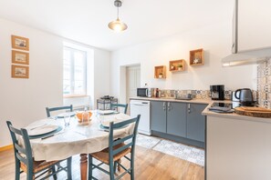 Fridge, microwave, oven, stovetop - Holiday Home 'Chez Bob' with Mountain View and Wi-Fi (Hèches)