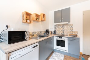 Fridge, microwave, oven, stovetop - Holiday Home 'Chez Bob' with Mountain View and Wi-Fi (Hèches)