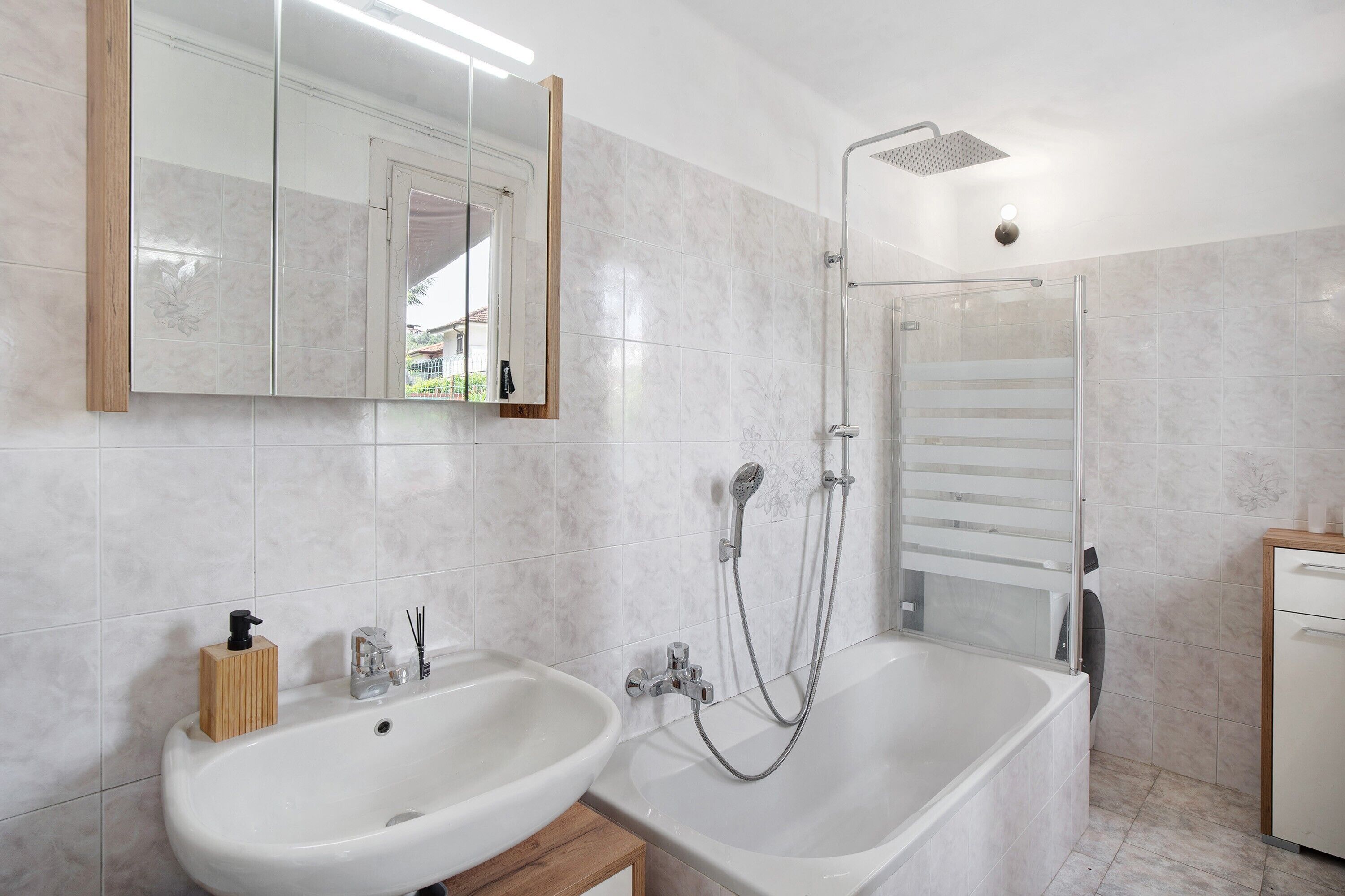 Douche, sèche-cheveux, serviettes fournies