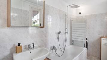 Douche, sĂšche-cheveux, serviettes fournies