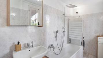 Douche, sĂšche-cheveux, serviettes fournies