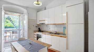 Réfrigérateur, four, plaque de cuisson, cafetiÚre/bouilloire