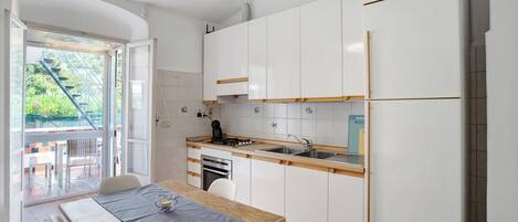 Fridge, oven, stovetop, coffee/tea maker