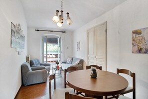 Dining - Apartment 'Leah' with Mountain View, Wi-Fi and Air Conditioning (Imperia)