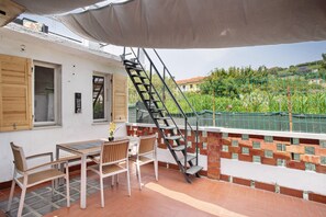 Outdoor dining - Apartment 'Leah' with Mountain View, Wi-Fi and Air Conditioning (Imperia)