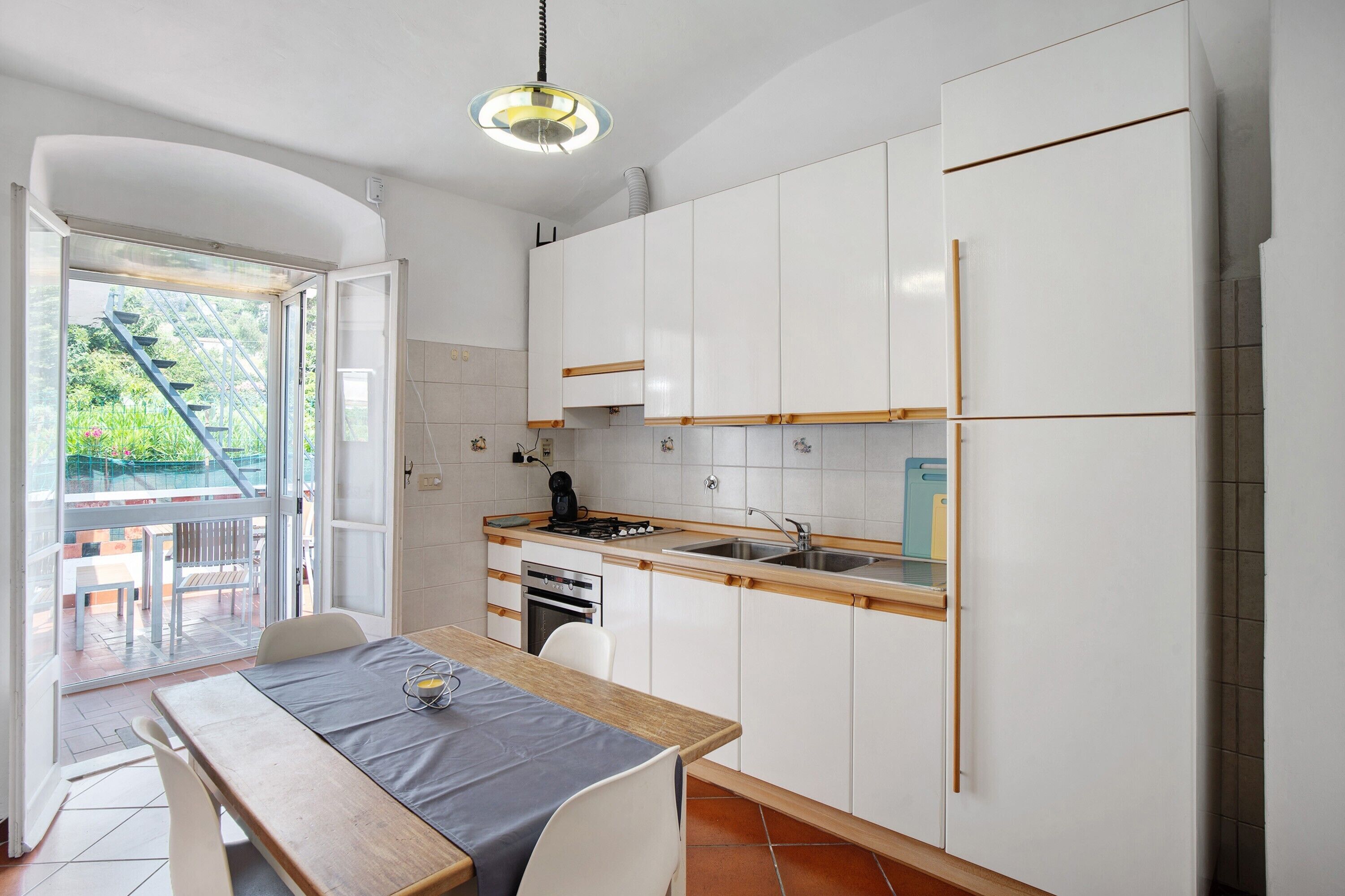 Fridge, oven, stovetop, coffee/tea maker