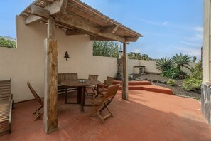 Outdoor dining - Holiday Home 'Aguarijo' with Sea View, Private Terrace and Private Garden (El Mocanal)