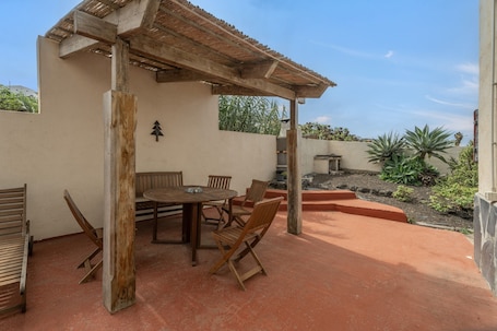 Outdoor dining. Holiday Home 'Aguarijo' with Sea View, Private Terrace and Private Garden