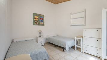 3 bedrooms, iron/ironing board, bed sheets