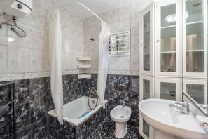 Shower, hair dryer, towels - Holiday Home 'Aguarijo' with Sea View, Private Terrace and Private Garden (El Mocanal)