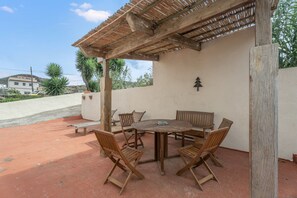 Outdoor dining - Holiday Home 'Aguarijo' with Sea View, Private Terrace and Private Garden (El Mocanal)