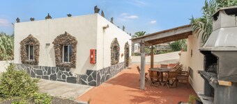 Holiday Home 'Aguarijo' with Sea View, Private Terrace and Private Garden